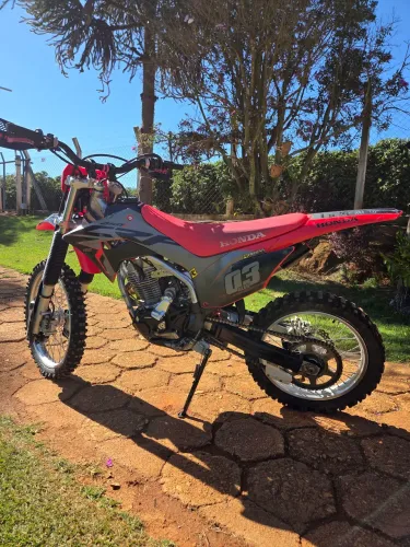 Crf 250f, ano 2024 , único dono, moto pouco rodada.