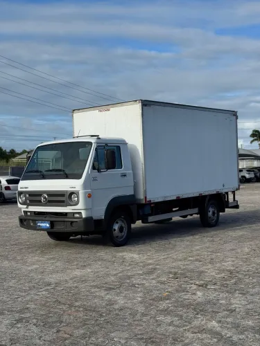 VW 5.150 2018 - baú 4.30M piso de chapa - VIA TRUCK