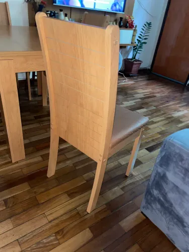 Vende-se mesa de madeira