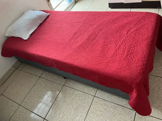 Cama Box de Solteiro em Ótimo Estado