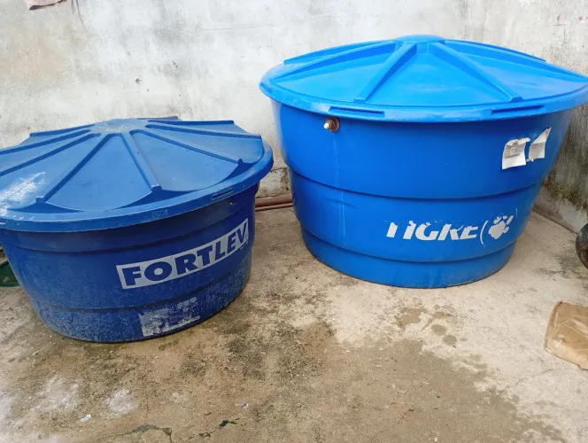 2 Caixas de água uma de mil outra de 500 litros