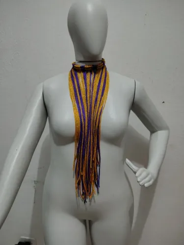 Colar de macramê roxo e dourado