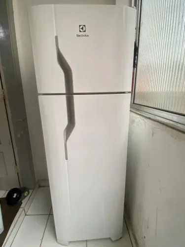 Geladeira Eletrolux, Frost Free, 375L em ótimo estado de conservação (Com Transformador)
