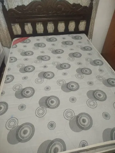 Vendo uma cama de sucupira de casal sem colchão 