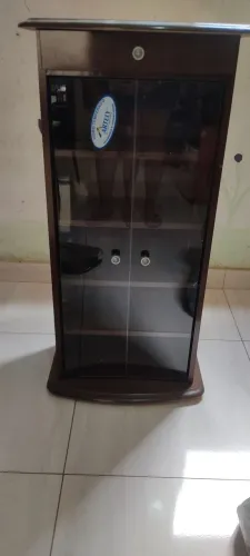 Armário com porta de vidro 