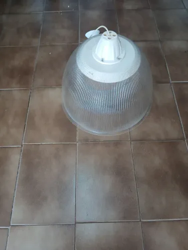 Luminaria prismatica pendente para galpao