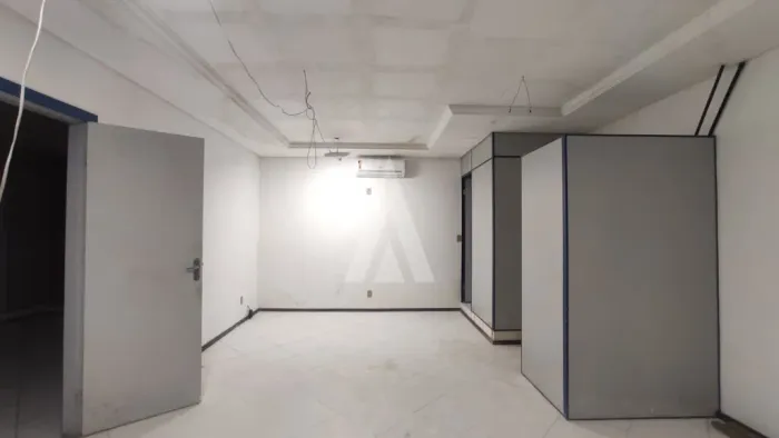 Sala comercial localizada no Centro de Joinville, possuindo 30m², lavabo e ar condicionado