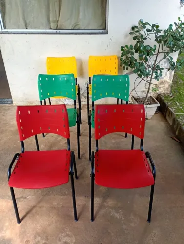 6 Cadeiras Iso Plástica Fixa Escola Igreja Empilhável Eventos Estrutura Aço QUASE NOVAS!!!