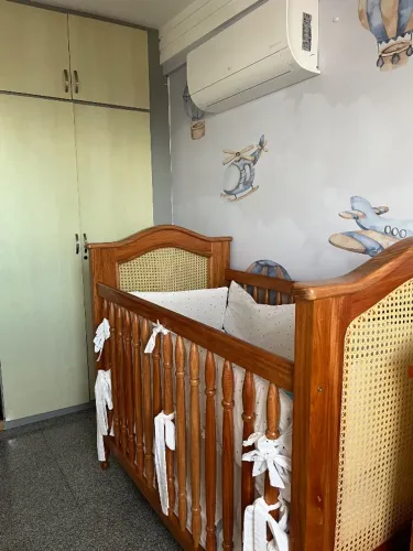 Berço de madeira maciça com detalhes em palha estilo imperial