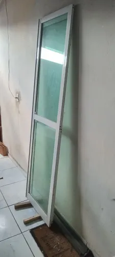 Porta alumínio deslizante sem os trilhos e batedor