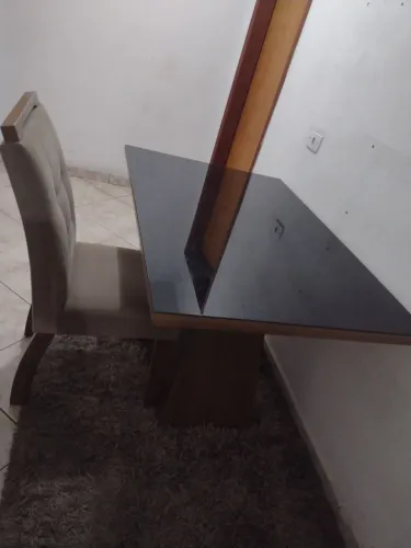 Mesa de vidro com uma cadeira e tapete incluso