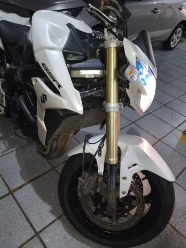 GSR 750 ano 2014 baixa km