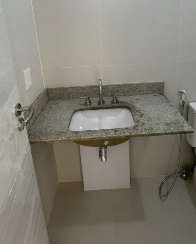 Bancada Granito Branco Itaúnas + Cuba Deca + Misturador Deca Flex Plus