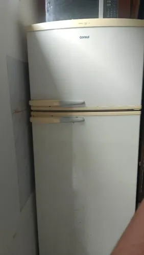 Vendo geladeira usada porém tem que colocar o gais pra ela gelar por 450