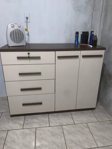 Cômoda 4 gavetas e 2 portas.