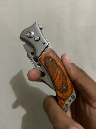 Canivete semiautomático disponível