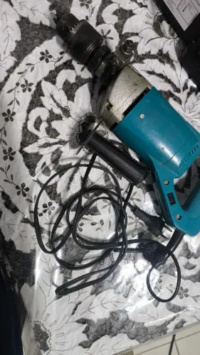 Furadeira profissional em ótimo estado