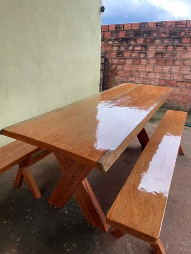 Vendo mesa de madeira bruta e rústica medido 2.20 por 80 de largura 