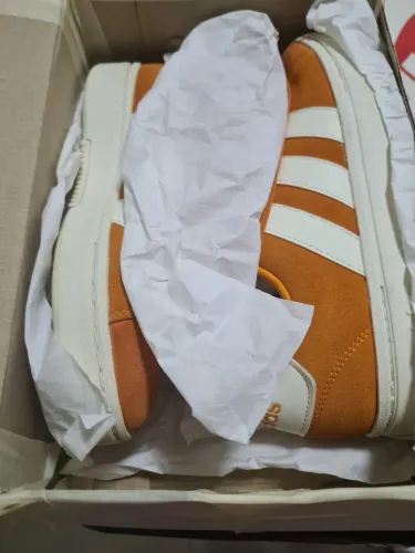 Vendo tênis Adidas,semi novo original na cor laranja