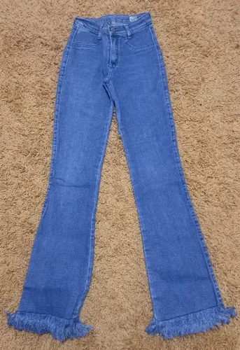 Calça jeans feminina flare