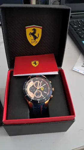 Vede-se relógio Ferrari original e com caixa personalizada