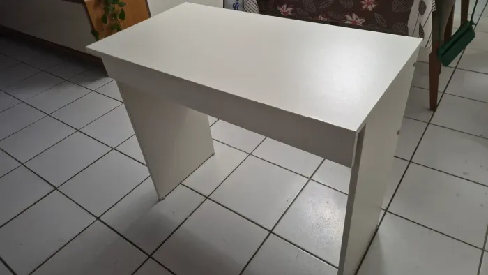Escrivaninha em bom estado.