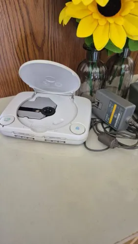 Vendo PS1 conservado, com um controle e cabo áudio vídeo. Não acompanha jogos
