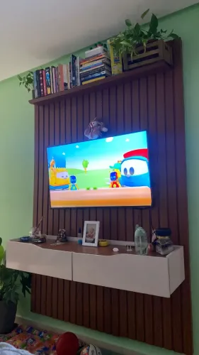 Painel ripado com prateleira e 2 gavetas 