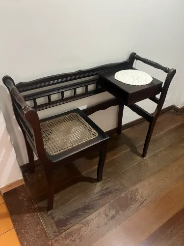 Banco namoradeira com mesa em Madeira