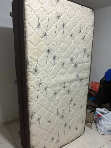 Cama de solteiro seminova
