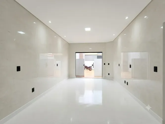 2 Quartos sendo um Suíte em Imóvel Novo - Possui Cerca, Portão Eletrônico e Poço.