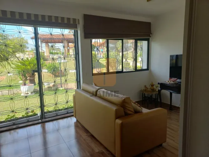 VENDE CHACARA COM PORTEIRA FECHADA