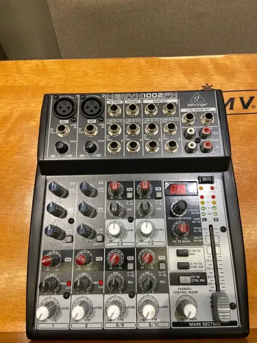mesa de som behringer 