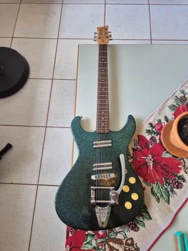 Danelectro Hodad sparkle azul com tremolo
