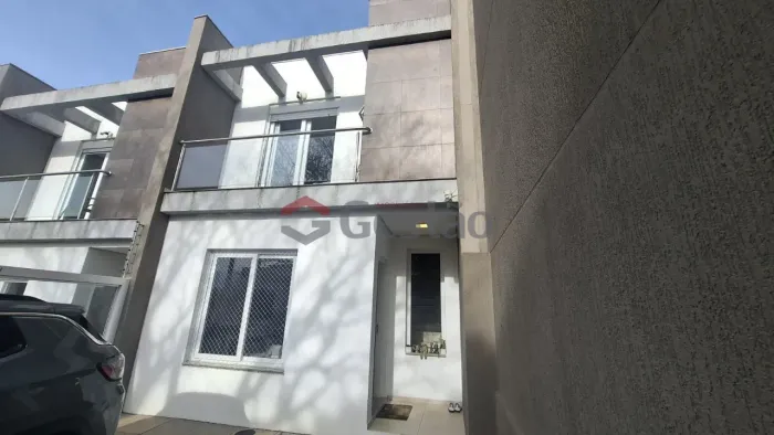 Sobrado semimobiliado com 03 dormitórios e suíte Bairro Nossa Senhora das Graças REF: C263