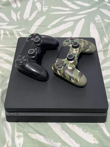 PS4 SLIM 1TB + 2 controles originais + 6 jogos físicos