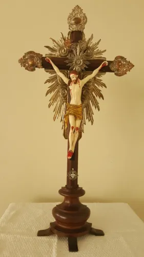 Grande crucifixo de madeira