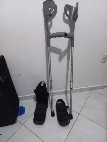 Vendo equipamentos para caminhar muletas