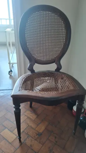 Cadeira antiga em madeira com palhinha