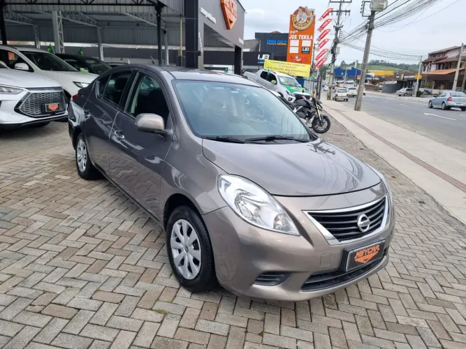Nissan Versa SV 1.6 16V Flexstart 4P Mec. 2013