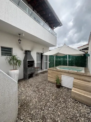 Sobrado no Itaguá com dois apartamentos, sendo um no térreo e um superior.