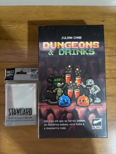 Jogo de Tabuleiro - Dungeon and Drinks + Sleeves