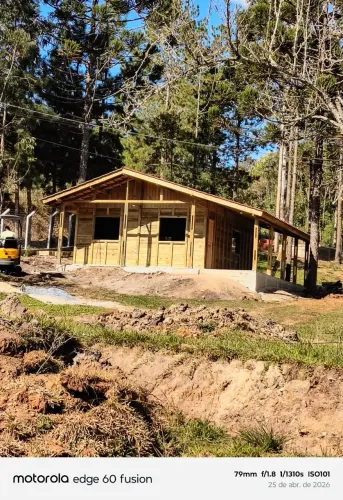 Kit casa de madeira em pinus beneficiado e tratado,no modelo encaixe macho e fêmea 