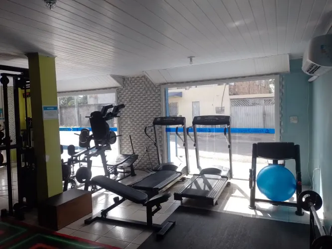 Aparelhos de musculação.