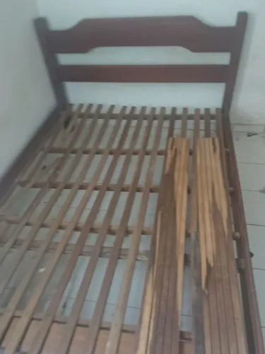 Cama de Casal em Madeira Maciça