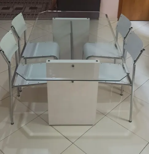 Mesa com 4 cadeiras Tok Stok  <br><br><br><br>