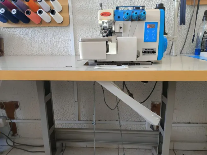 Máquina de Costura Overlock Industrial