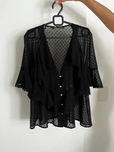 Blusa ZARA preta de renda