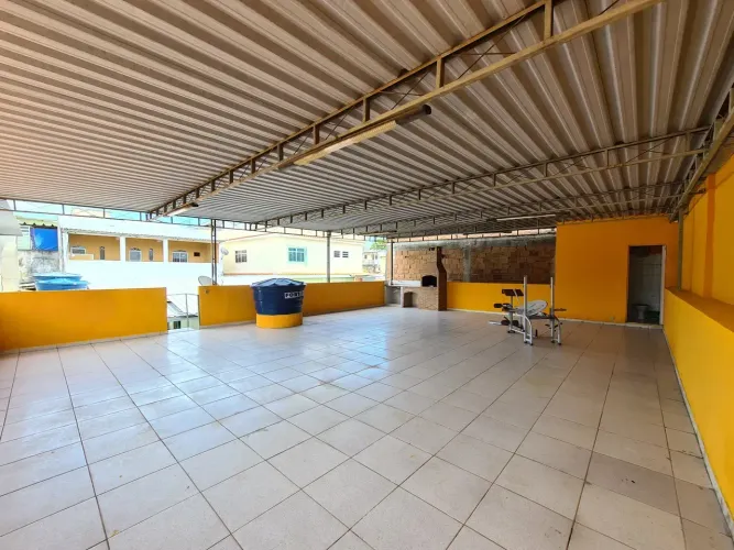 Excelente casa com 03 quartos, 03 banheiros, terraço e churrasqueira no centro de Comendad