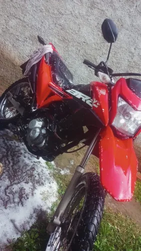 Vendo uma Bros vermelha único dono.